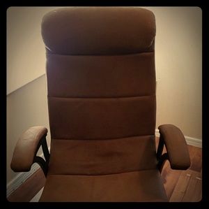 Gaming chair with bluetooth speaker